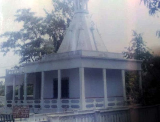 Kokar Dog Tomb: People pay obeisance here before the temple