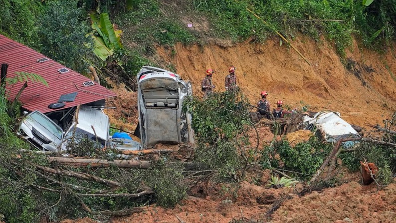 Malaysia landslide: Death And Destruction , Death Toll Has Risen To 21, With 12 People Still Missing.
