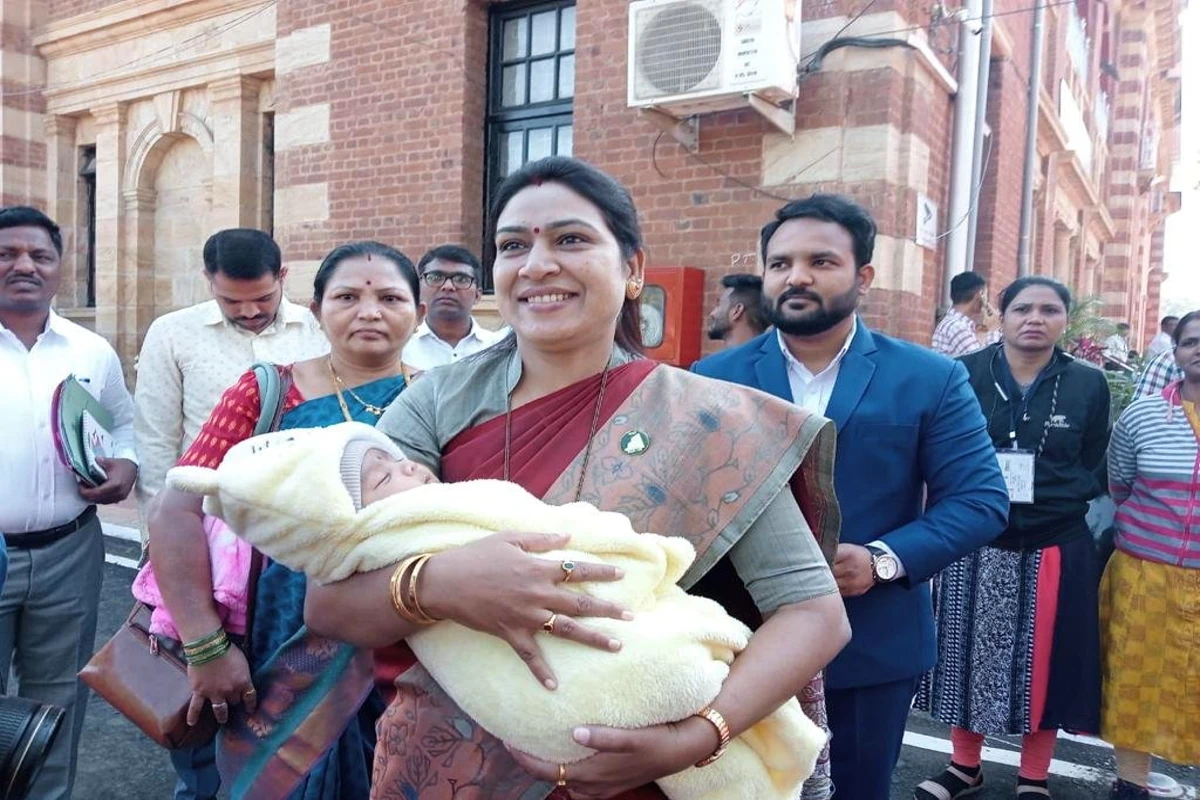 Maharashtra: NCP MLA Saroj Ahire Reached The Assembly With Her Child, Said – Along With The Child, People’s Questions Are Also Important