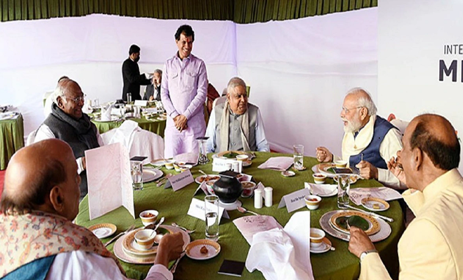 PM Modi and Congress President Kharge had lunch on a table (Photo Twitter)