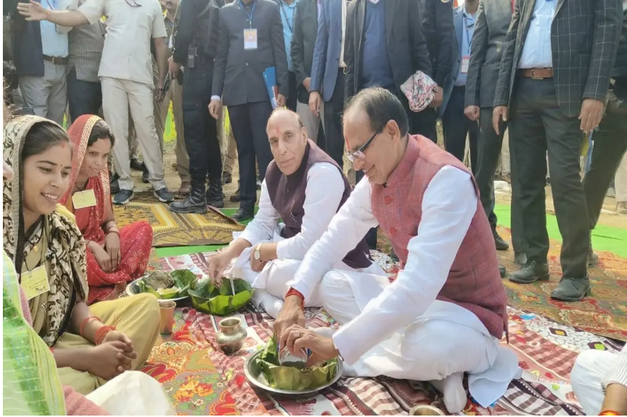 Def Minister Rajnath Singh &CM Chouhan dined with beneficiaries sitting on ground, enjoyed local cuisine