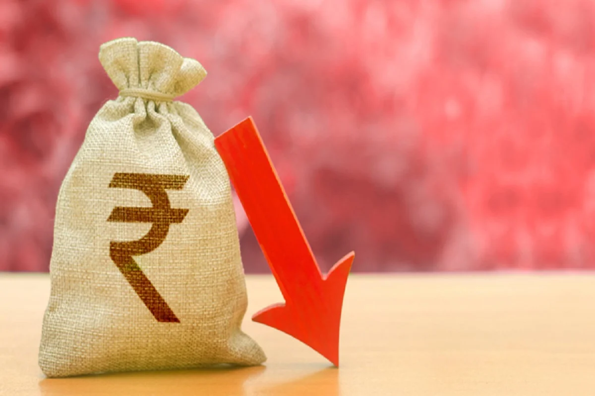 Rupee Declines 4 Paise To 82.83 Against US Dollar