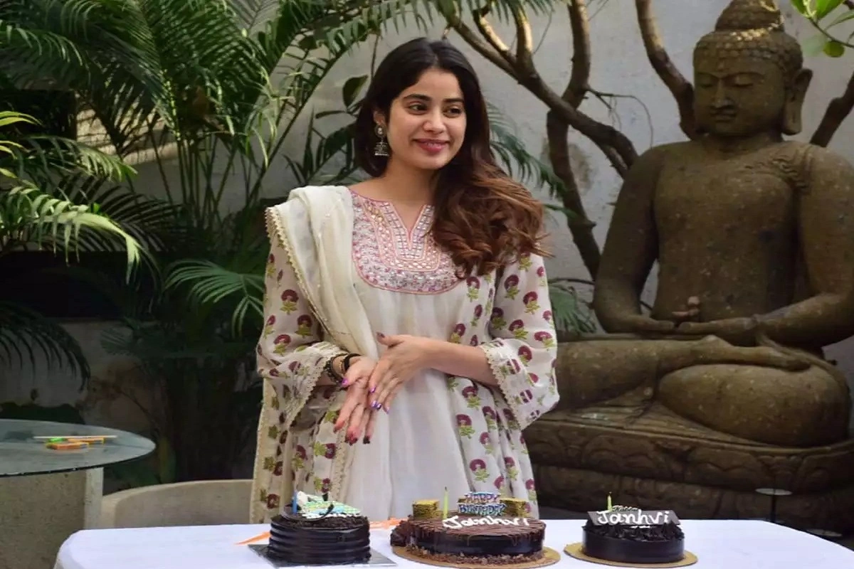 A Working Birthday! Janhvi Kapoor Shooting For Mr. & Mrs. Mahi On Her Birthday