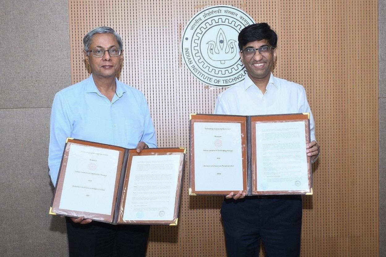 L to R: Mr. K. V. Subramaniam (President, Reliance Life Sciences) and Prof. Abhay Karandikar (Director, IIT Kanpur) at the MoU exchange ceremony.