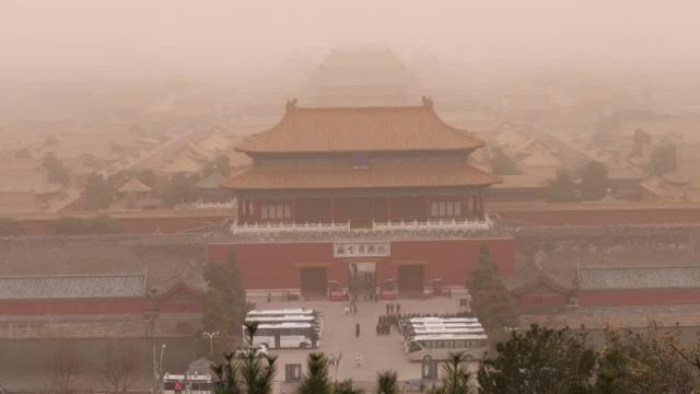 Beijing Engulfed In Smog And Grey Clouds As Sandstorms Return To China