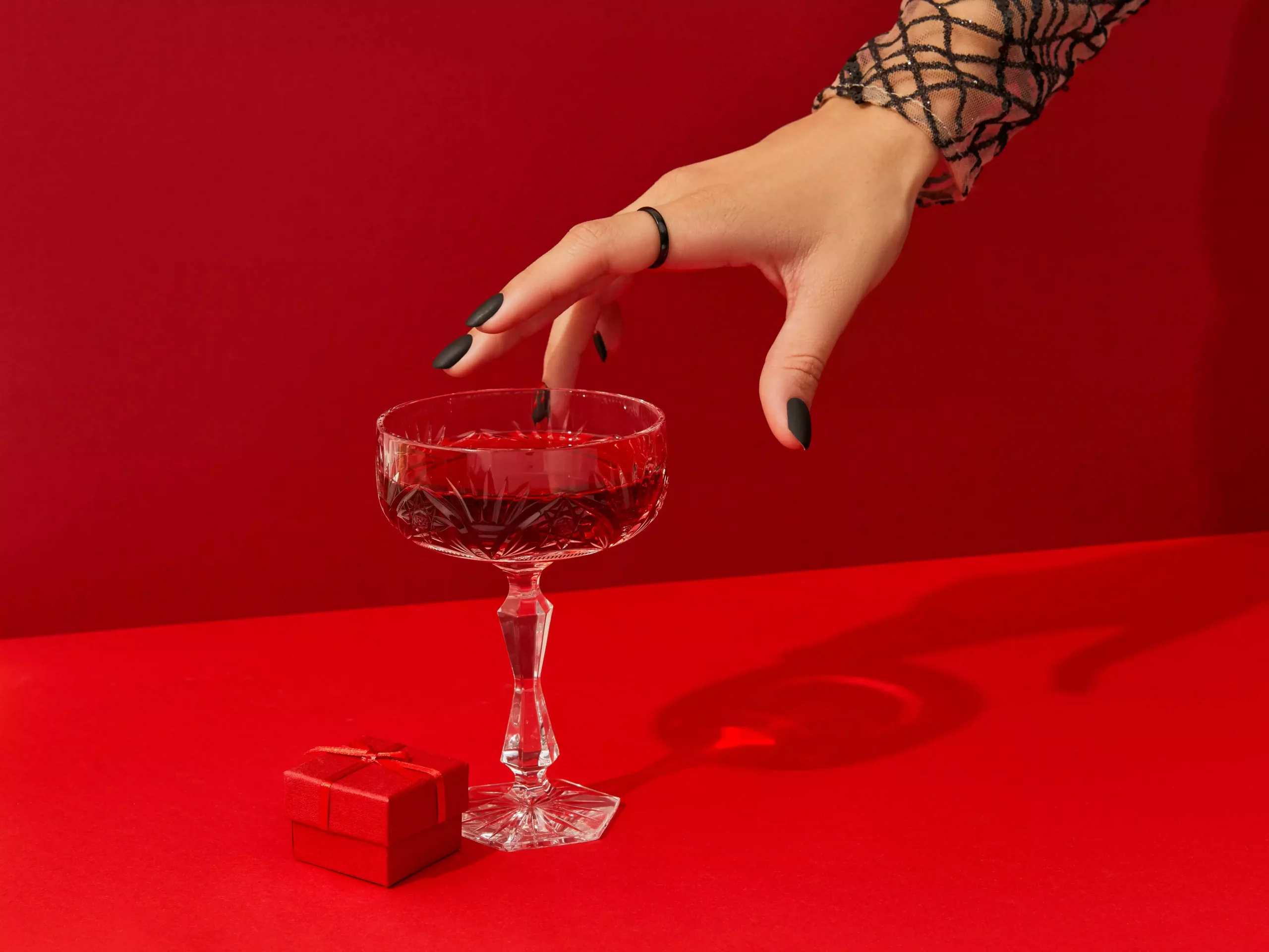 A Japan Cafe Waitress Puts Her Own Blood In Cocktail