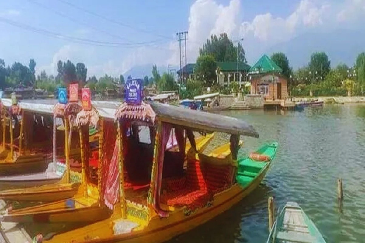 Shikara Wallas In Kashmir Work Tirelessly To Meet Rising Visitor Demand