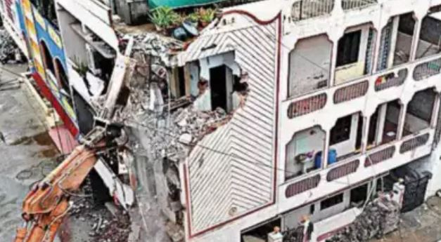 Hyderabad: Hydraulic Jacks Elevate A House With 16 People Inside, Causing It To Tilt Dangerously