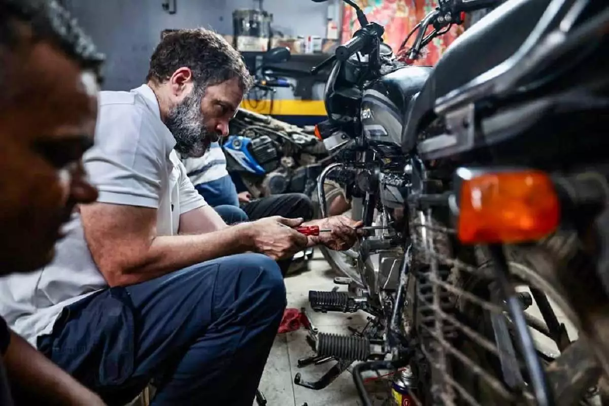 Bharat Jodo Yatra Continues As Rahul Gandhi Meets Mechanics In Delhi’s Karol Bagh Market And Fixes Bike