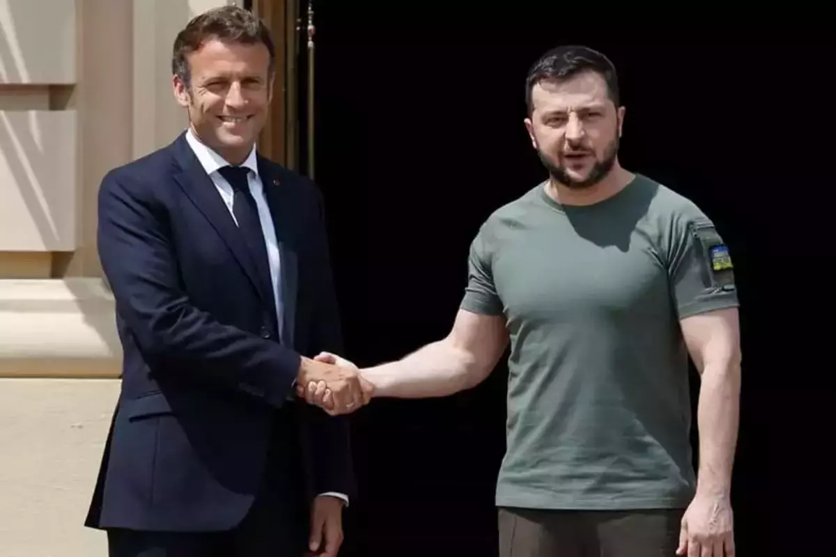 Volodymyr Zelensky with Emmanuel Macron
