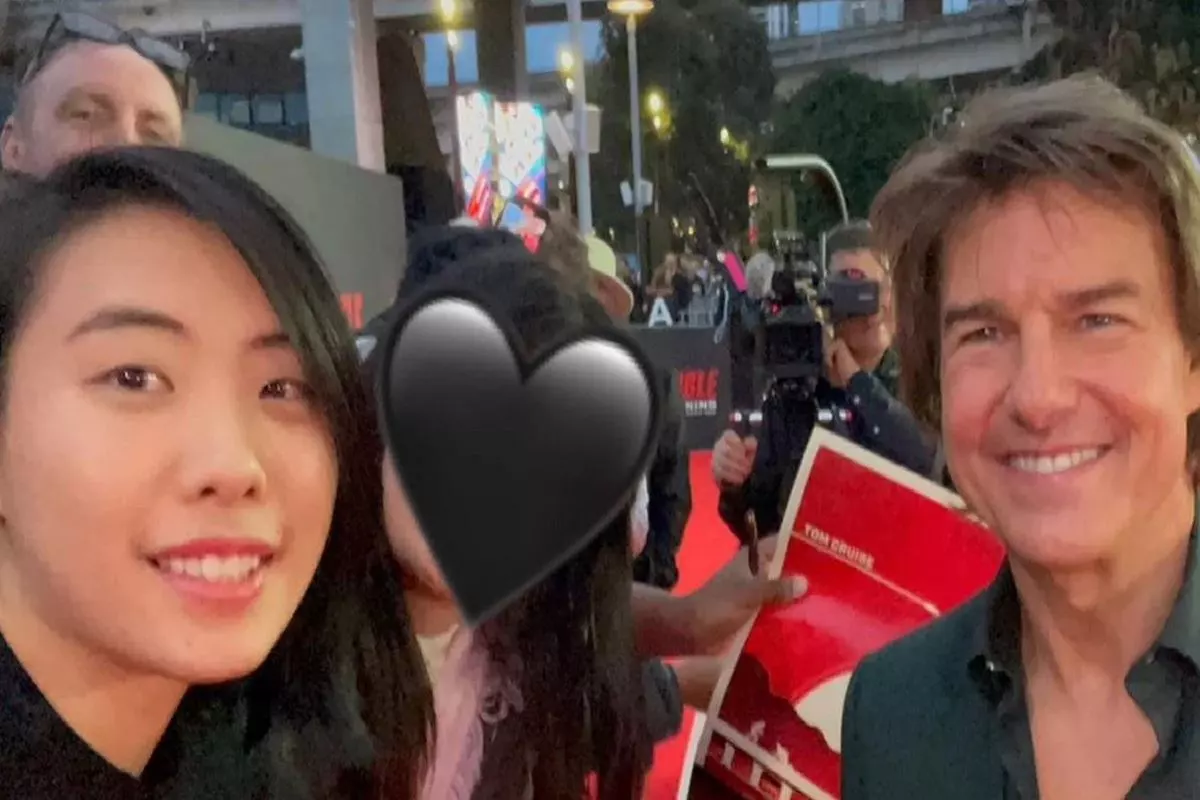 Fans share a memorable moment with Tom Cruise