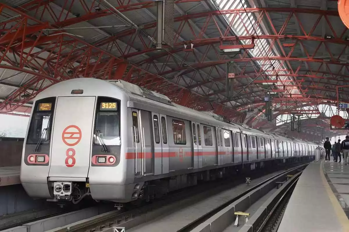 Delhi Metro Allows Carrying Two Sealed Bottles of Liquor; DMRC Issues Guidelines