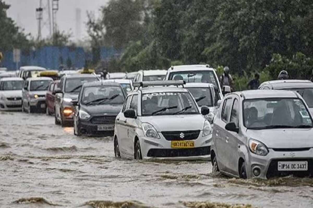 Gurugram Experiences Severe Waterlogging Following Heavy Rain, Interrupting Traffic