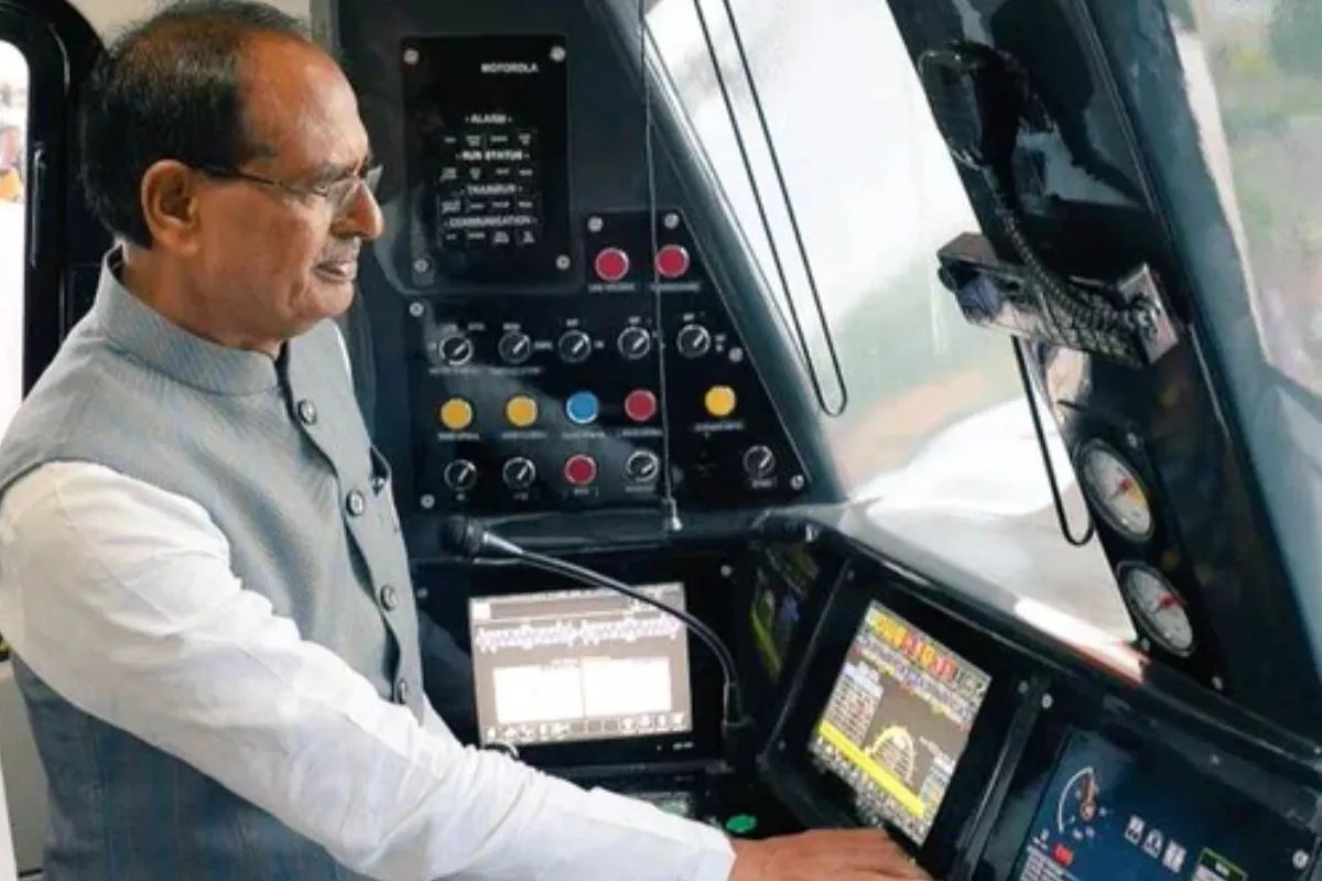 CM Shivraj Singh Chouhan Inaugurates Metro Model Coach, Says “Metro Will Not Be Limited Only To Bhopal”