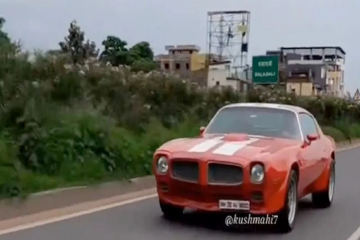 MS Dhoni was spotted with his vintage car