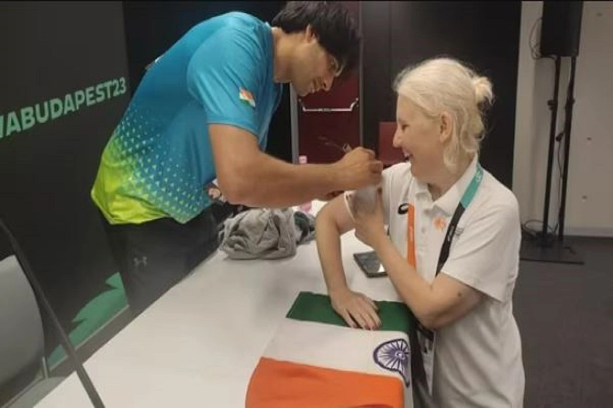 Neeraj Chopra Says, “Waha Nahi Kar Sakta,”Refusing To Sign The Indian Flag In Order To Preserve Its honour, Instead He Signs On Fan’s Sleeve