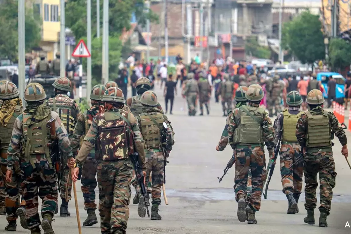 Mob Clashes With Security Forces In Manipur, Killing a Cop And Seizing Weapons