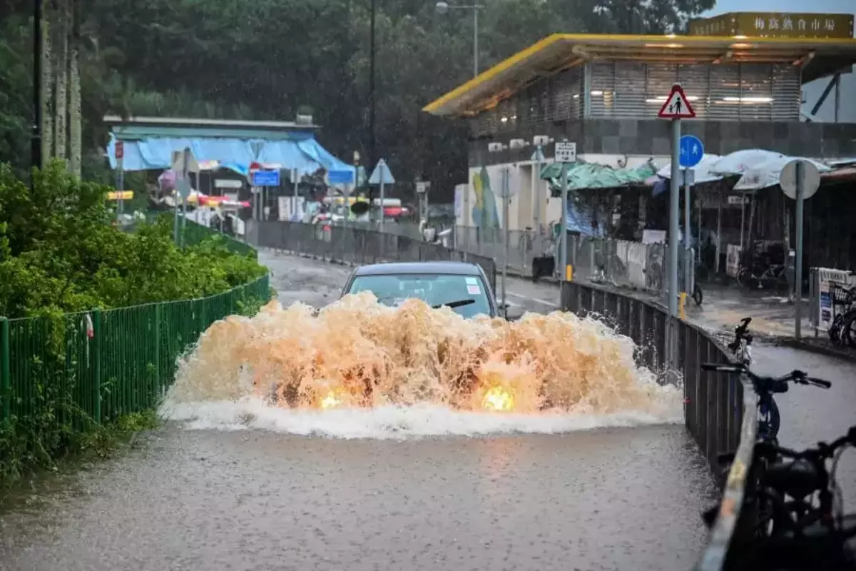 Hong Kong Experiences Heaviest Rain, Schools Closed, Metro Lines Affected