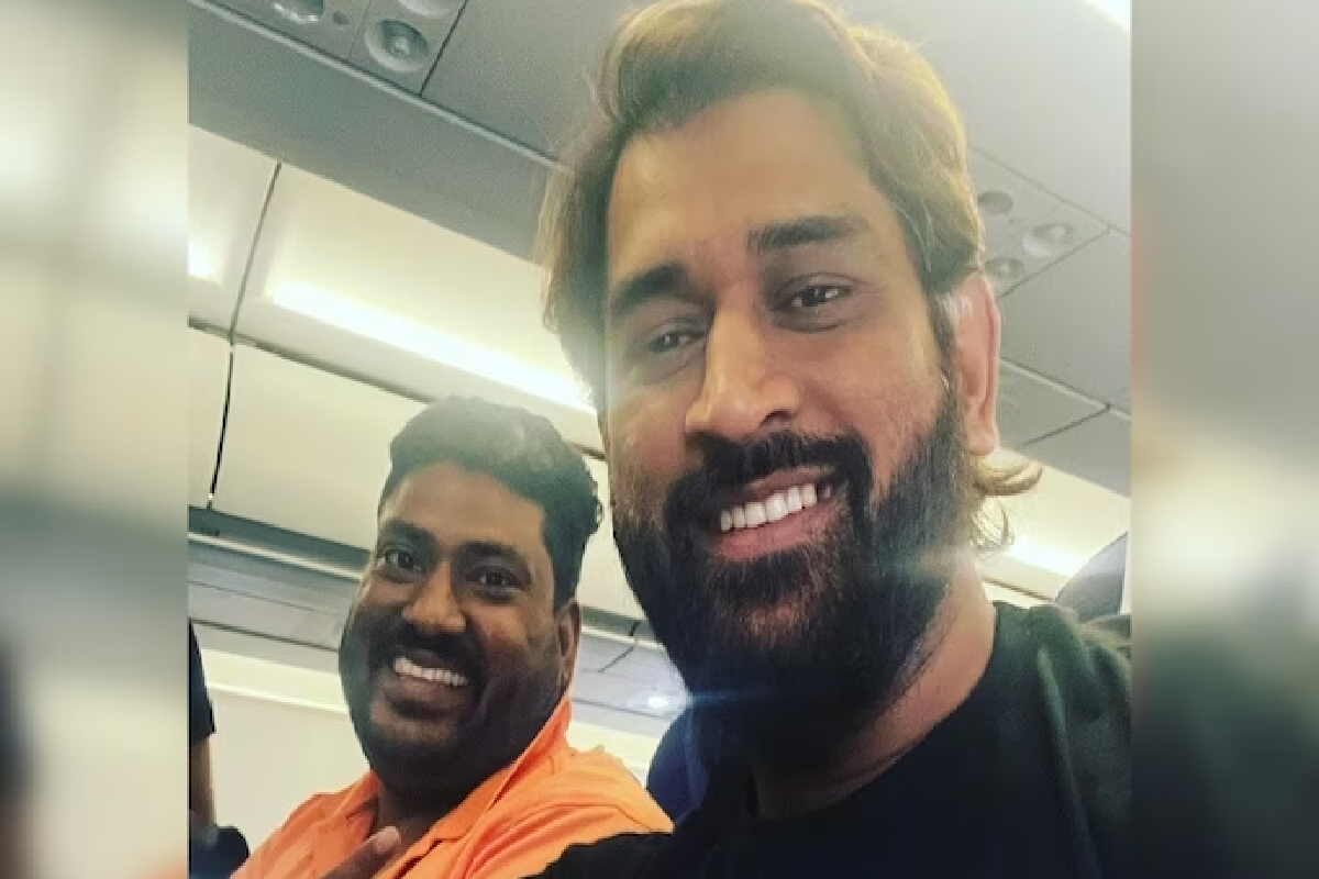 True Fan Moment: Dhoni Becomes This Man’s Co-passenger On Fight To Rachi!