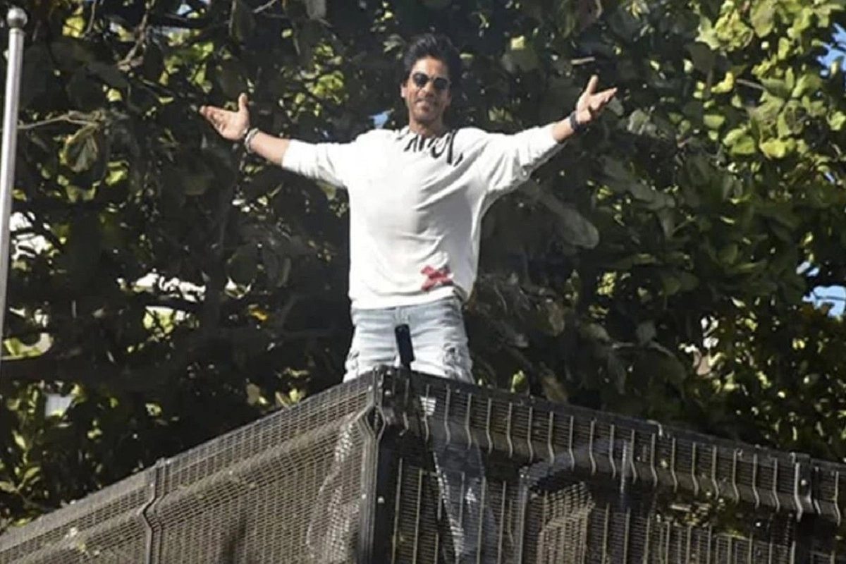 Shah Rukh Khan’s LOL Response To a Fan Who Asked, “Can I Get Married At Mannat?”