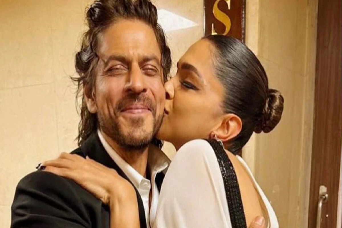 Shah Rukh Khan And Deepika Padukone’s Aww-Dorable Moment Prompts This Reaction From Ranveer Singh