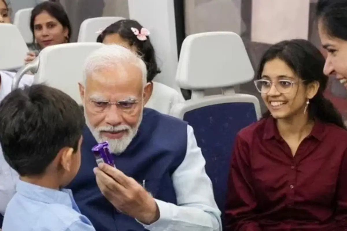 PM Modi’s Special Ride On His B’day, Clicked Pictures With Passengers On Board