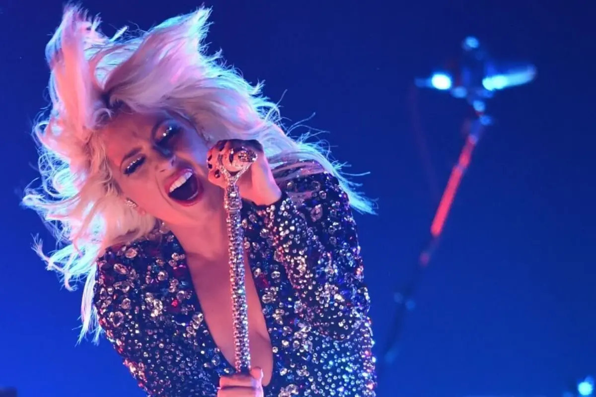 Fans Stunned: Lady Gaga Sings Without a Microphone At Las Vegas show