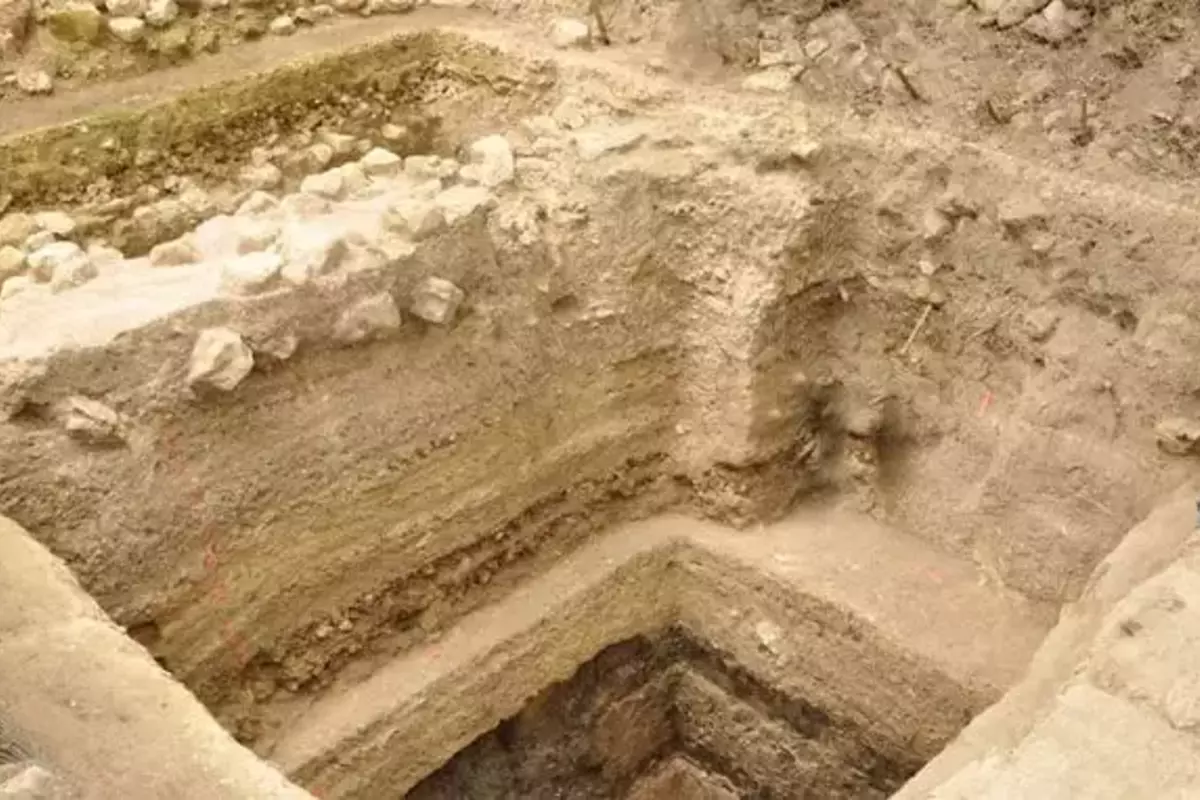 Mexican Archaeologists Discover 1,000 Years Old Maya Grave