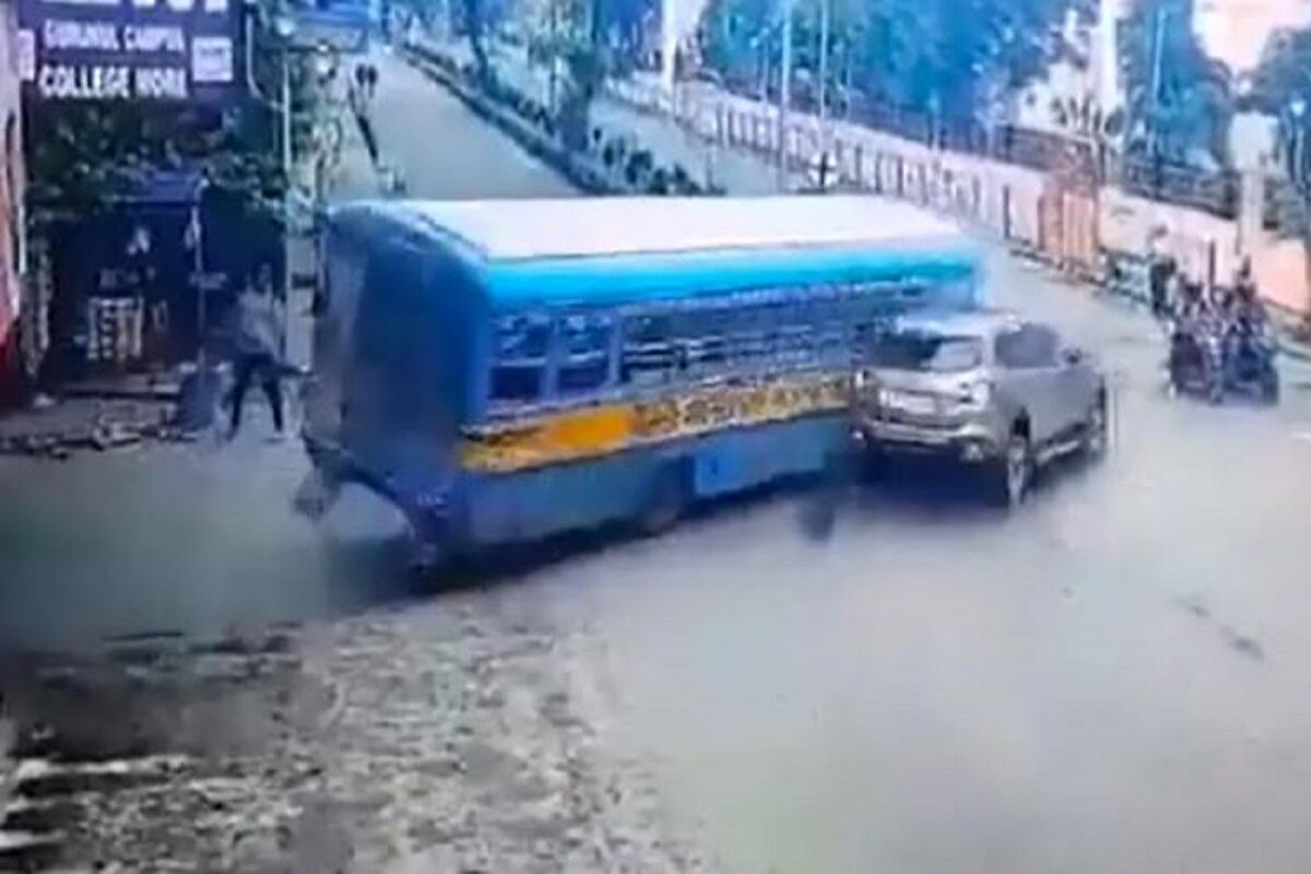 Kolkata Red Light Collision: High-Speed Bus Crashes into SUV, Video Footage Emerges