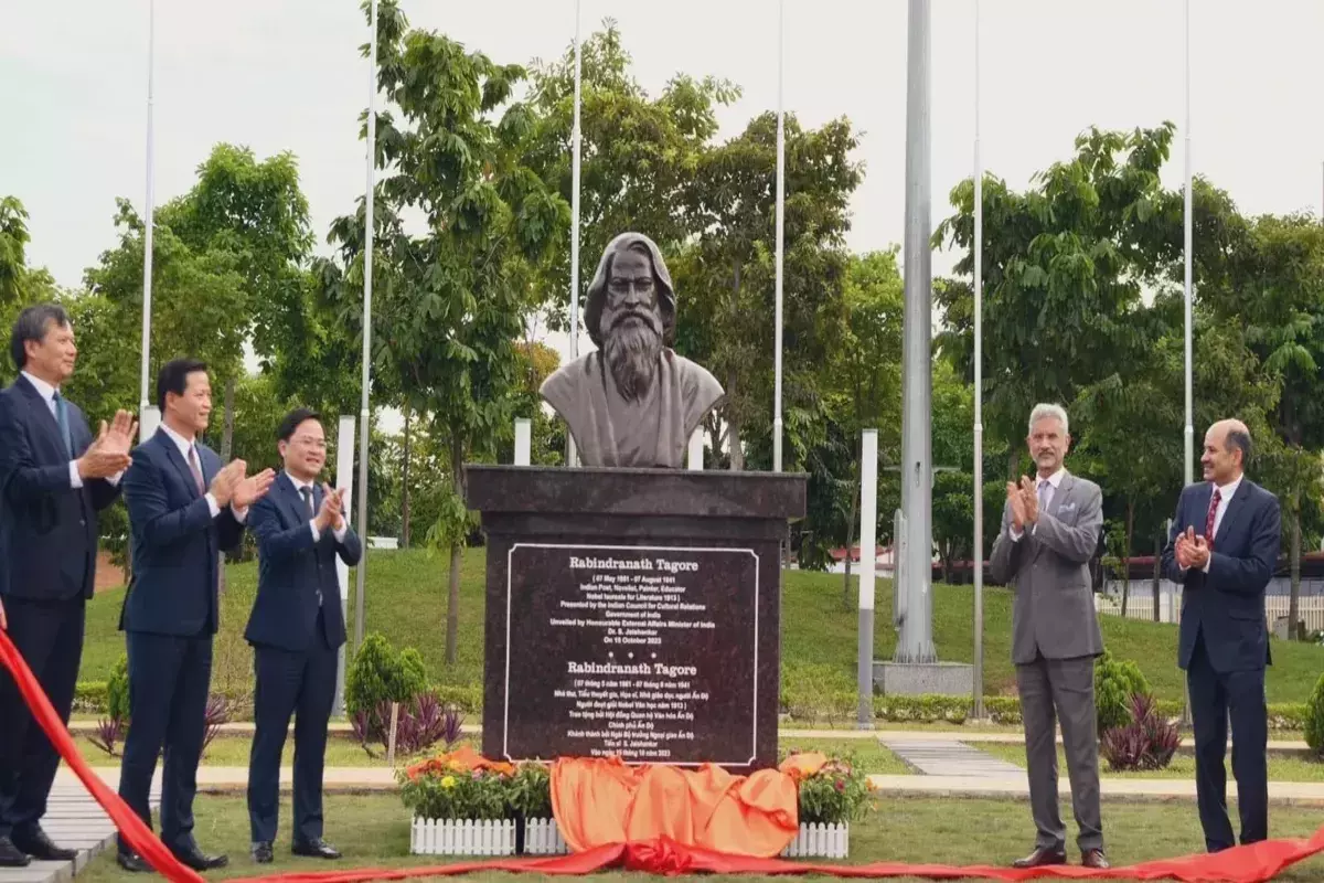 EAM Jaishankar Presents Rabindranath Tagore’s Bust In Vietnam