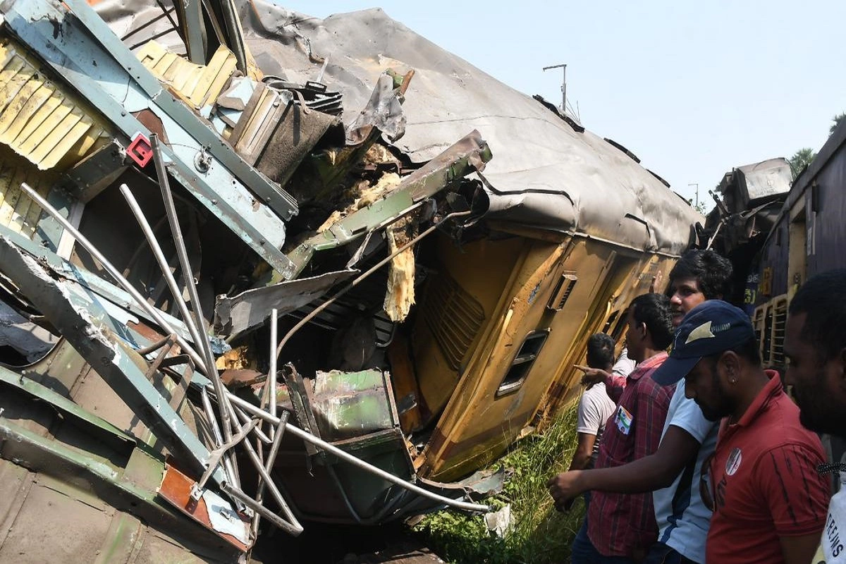 13 killed and 40 injured in Andhra train accident, Rescue operation on, Major points here