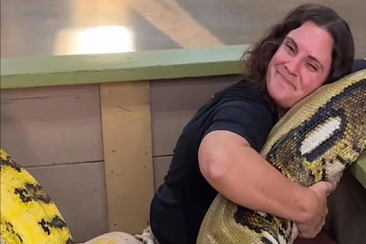 Women hugs Pythons