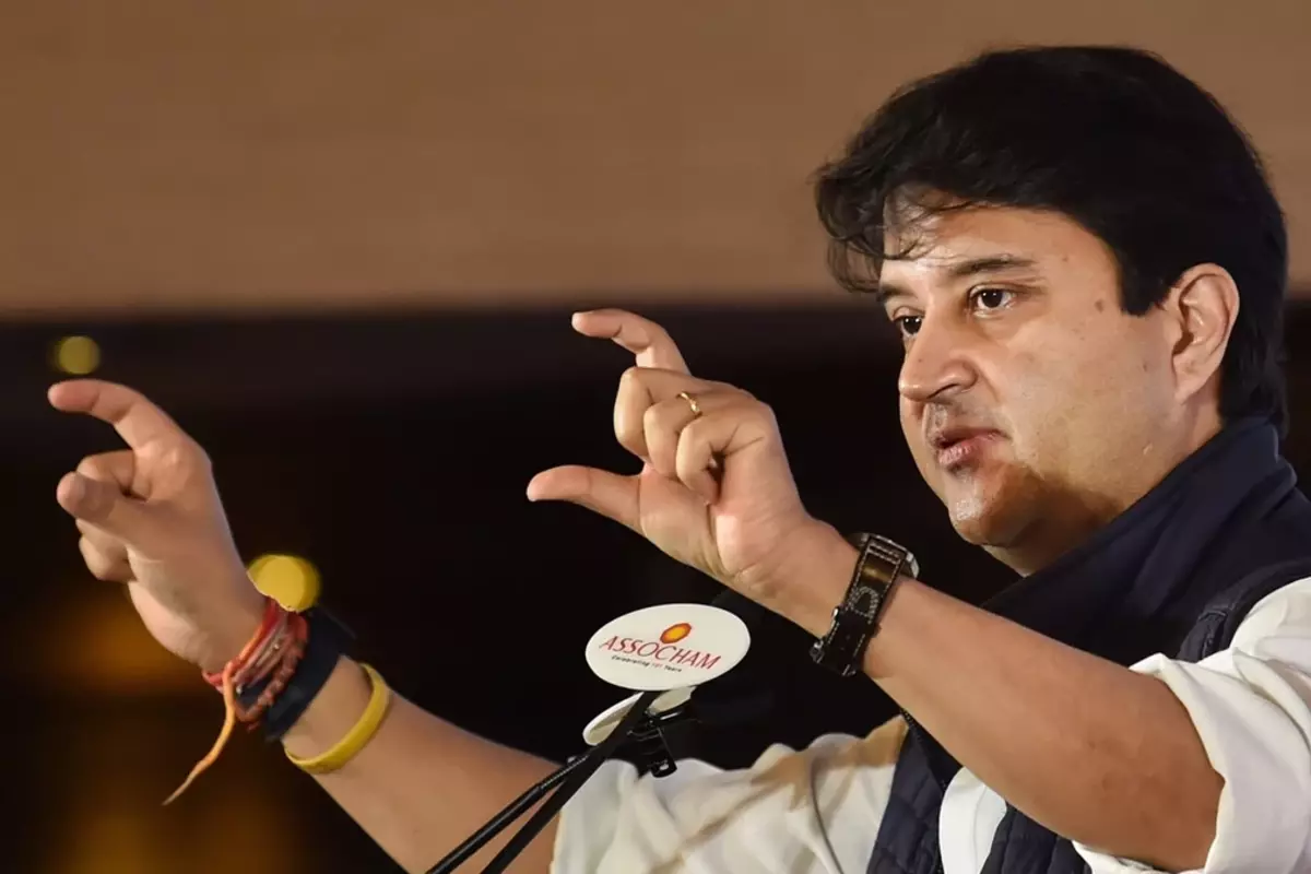 Watch: Union Minister Jyotiraditya Scindia hitting the dance floor with students in Gwalior