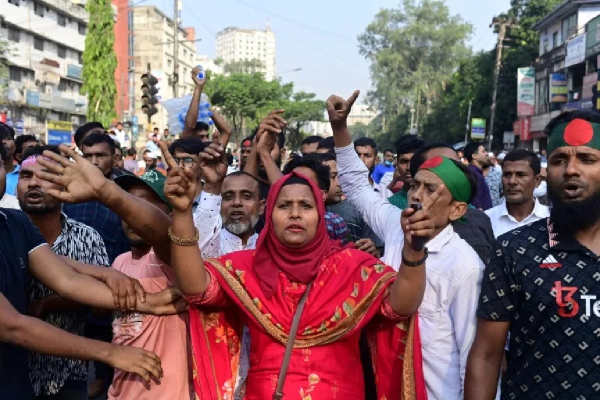 See how anti-Sheikh Hasina protestors clash with Bangladesh cops