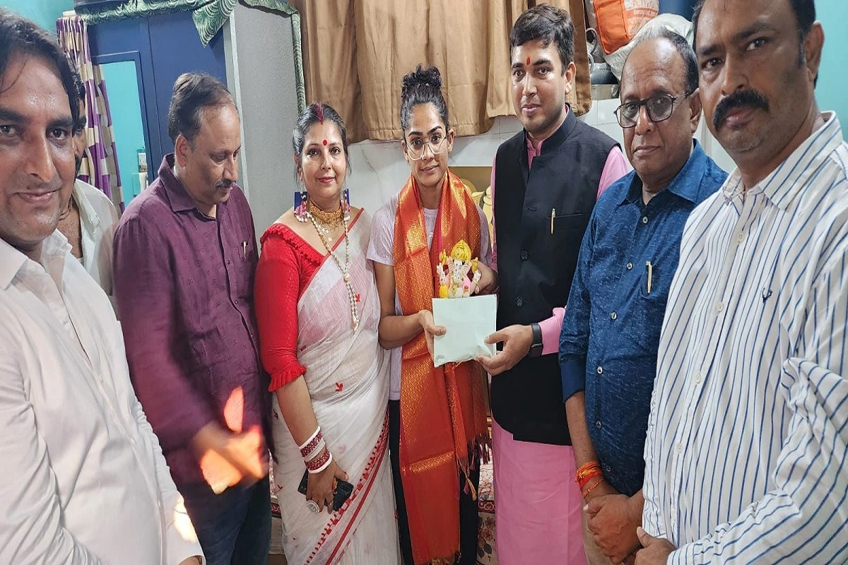 Hindi speaking society gives an incentive amount of one lakh rupees to Aishwarya Mishra