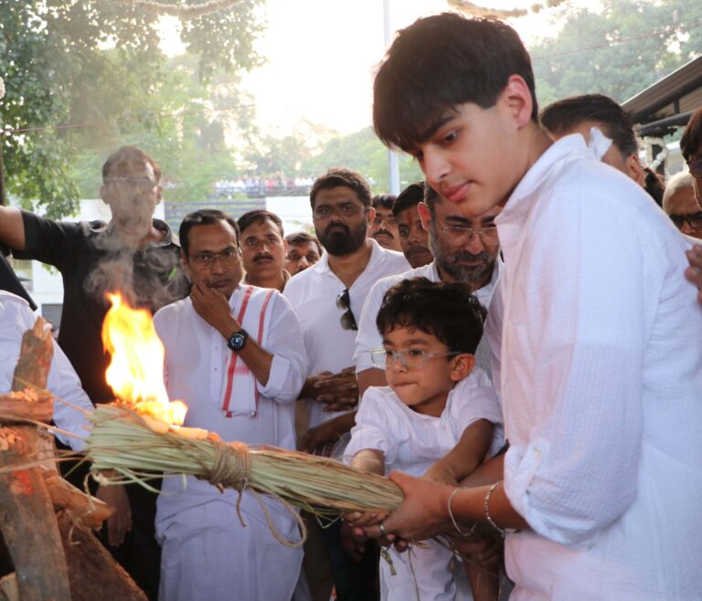 Grandsons perform last rites as thousands bid adieu to Sahara group chief  Subrata Roy