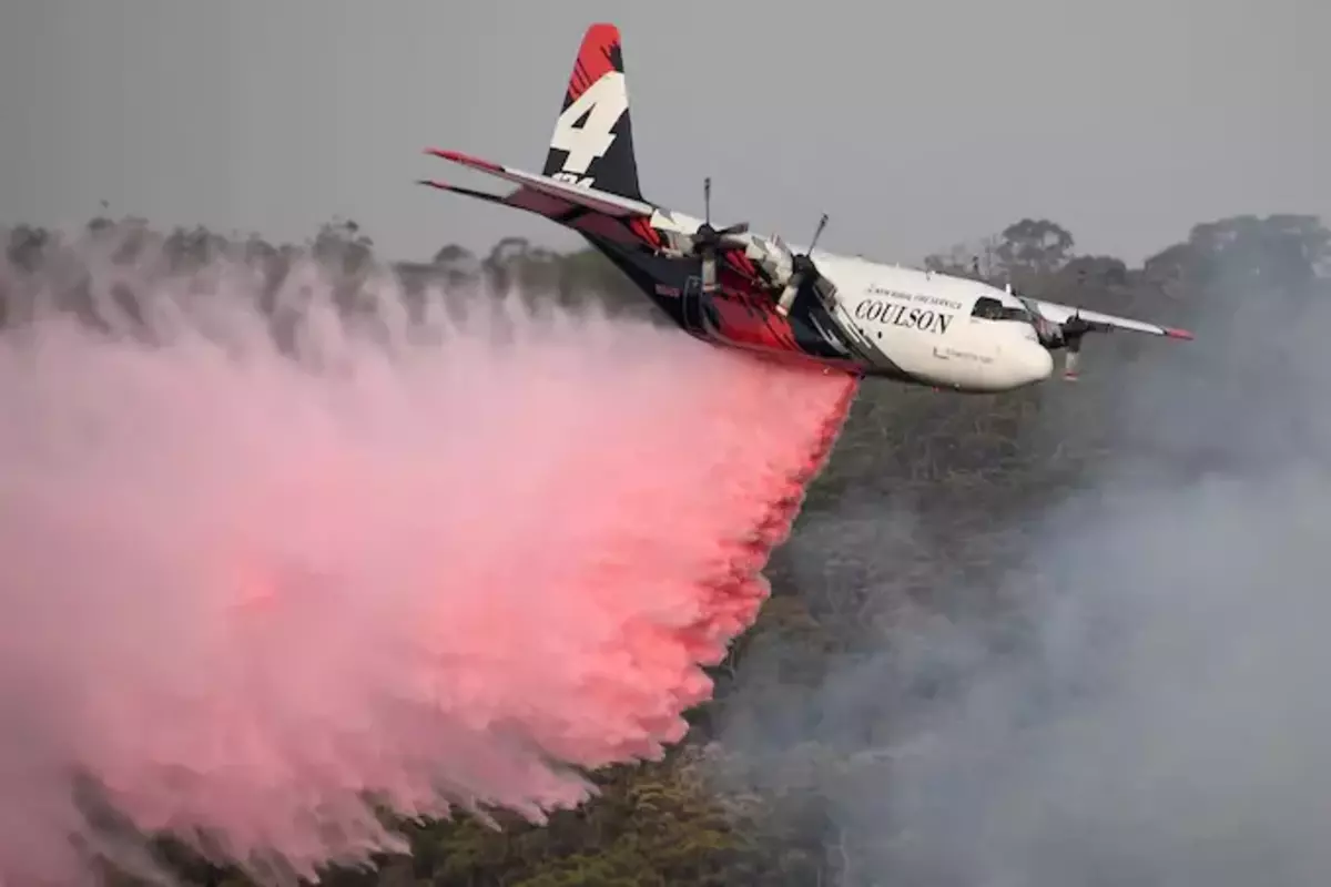 While battling a bushfire in Australia, a plane crashed, killing 3 people