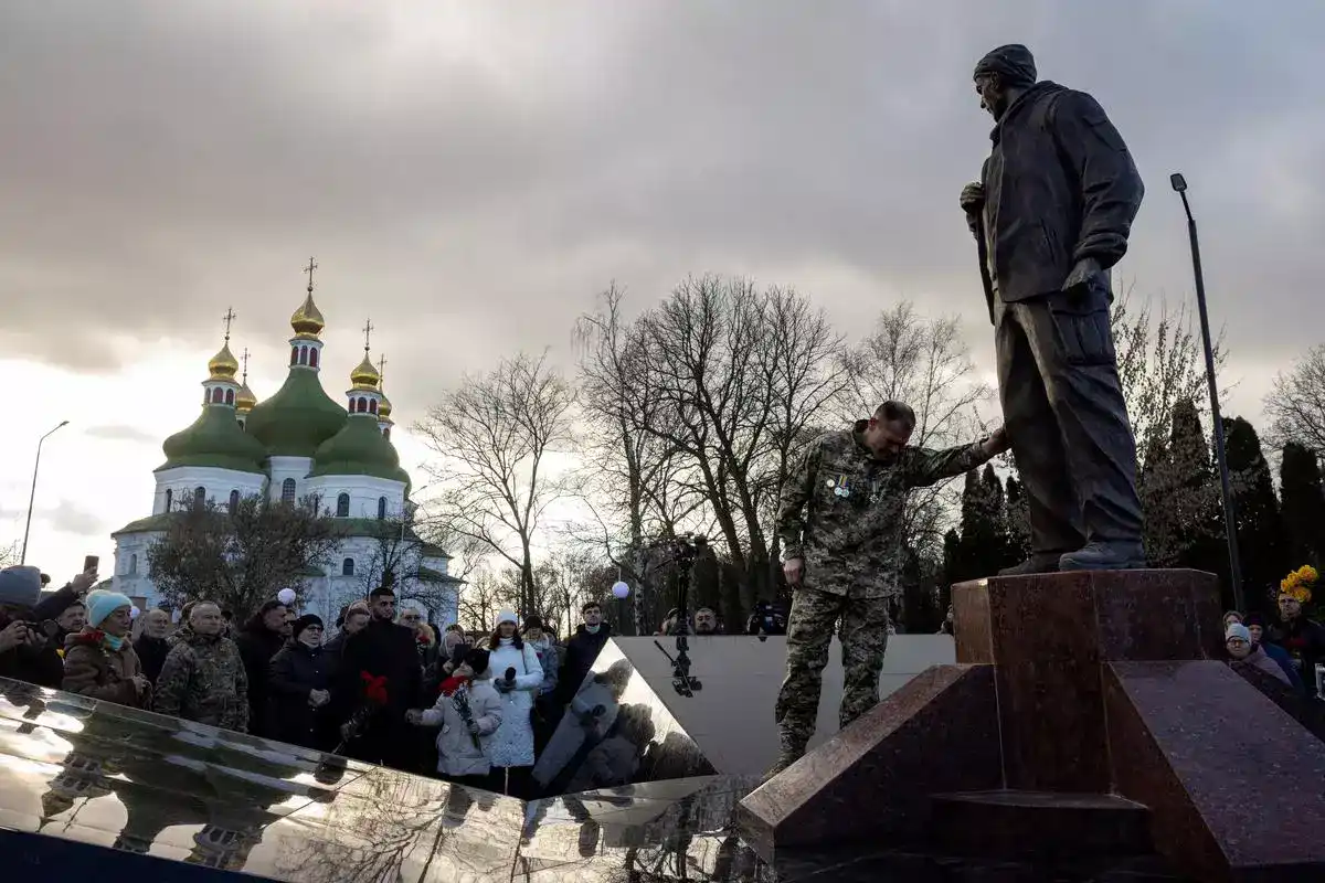 Ukraine dedicates a monument in honor of soldier killed in Russian attack