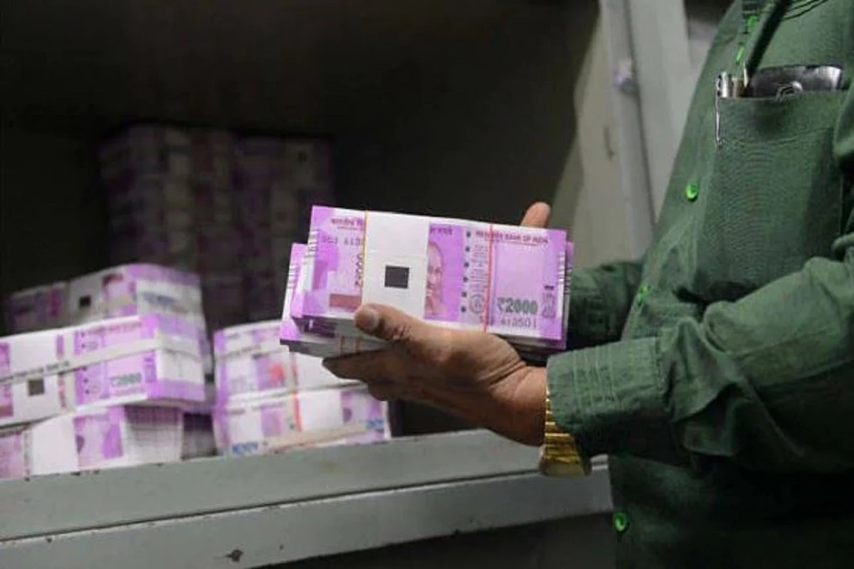 RBI Questions Individuals in Queue Exchanging ₹2,000 Notes After Last Date