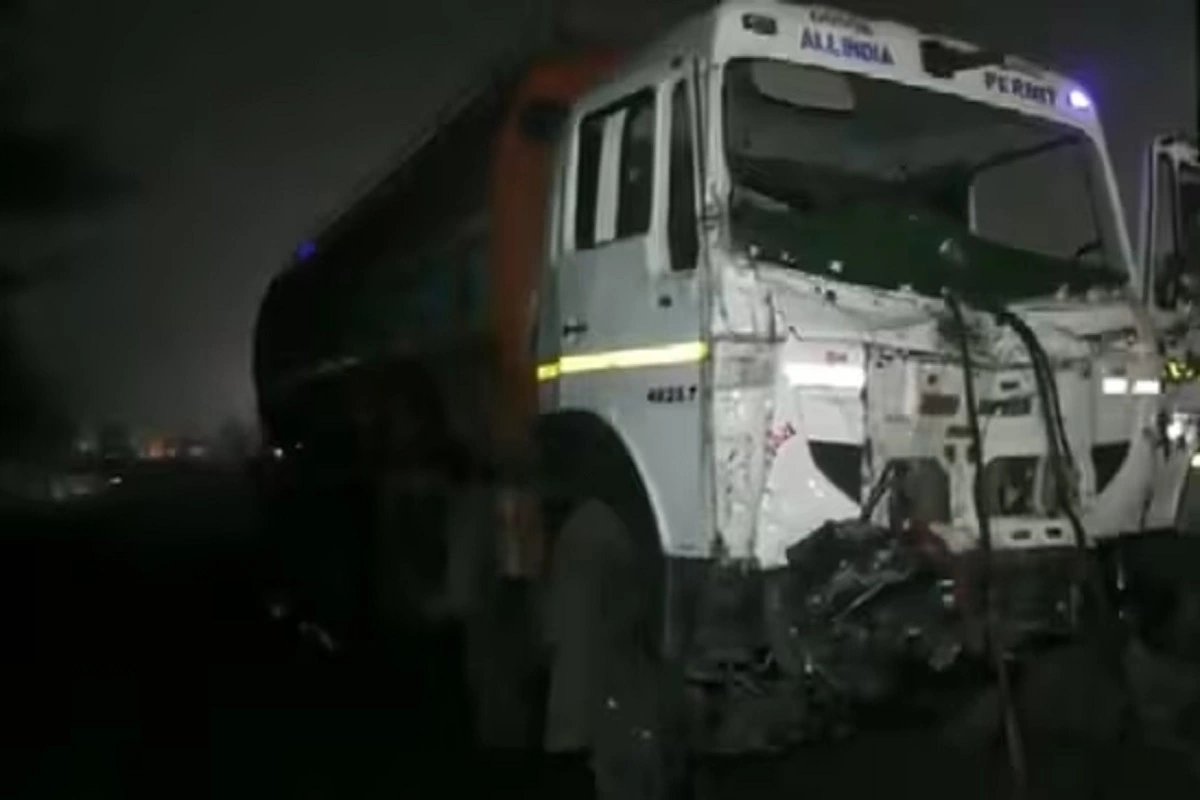 Oil truck strikes automobile and pickup van on Delhi-Jaipur Highway, killing four people