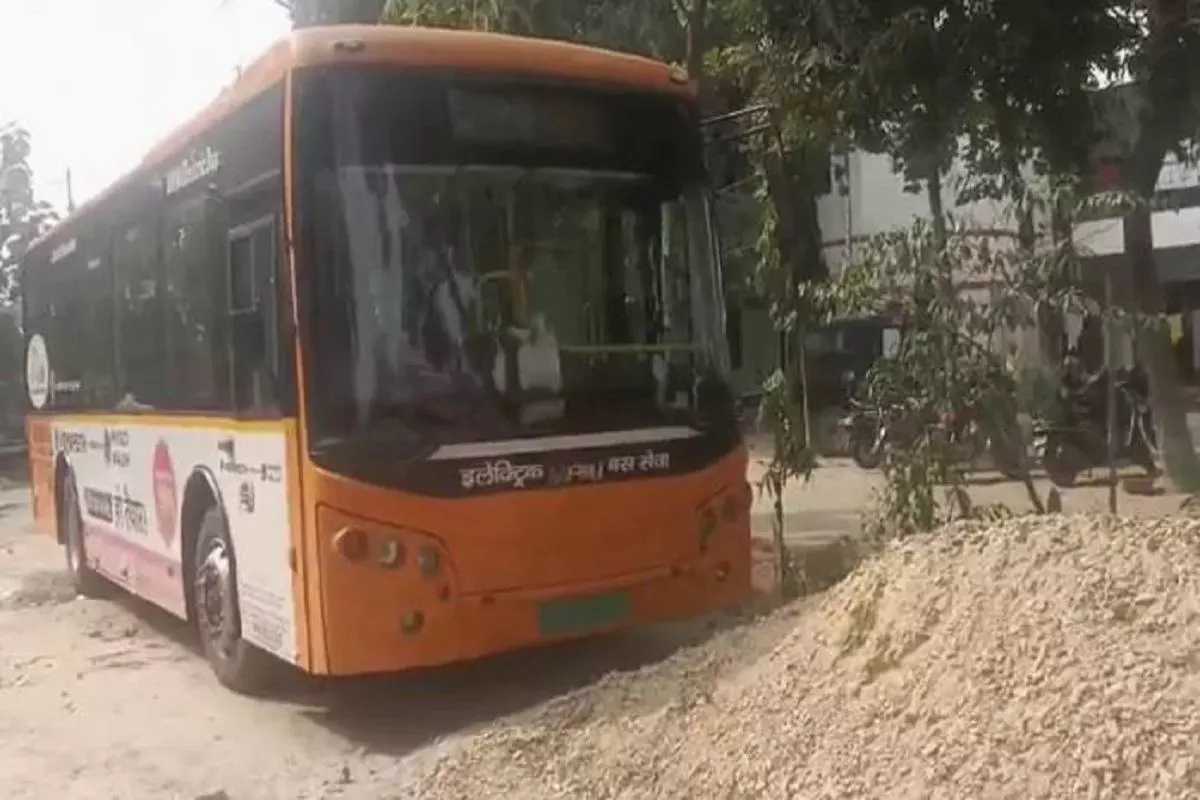 Uttar Pradesh student attacks bus conductor, escapes, and fires at Police after ticket fare dispute