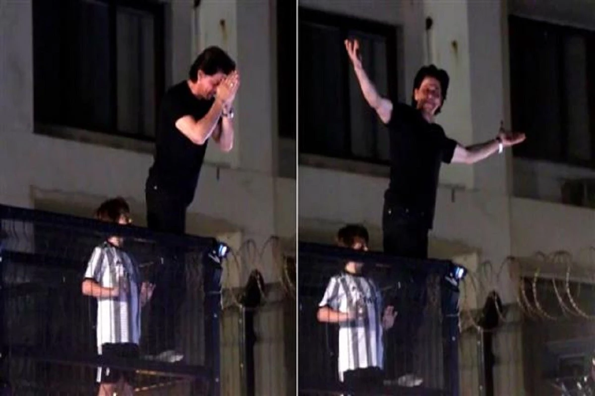 Outside of Mannat, Shah Rukh Khan greeted his admirers.