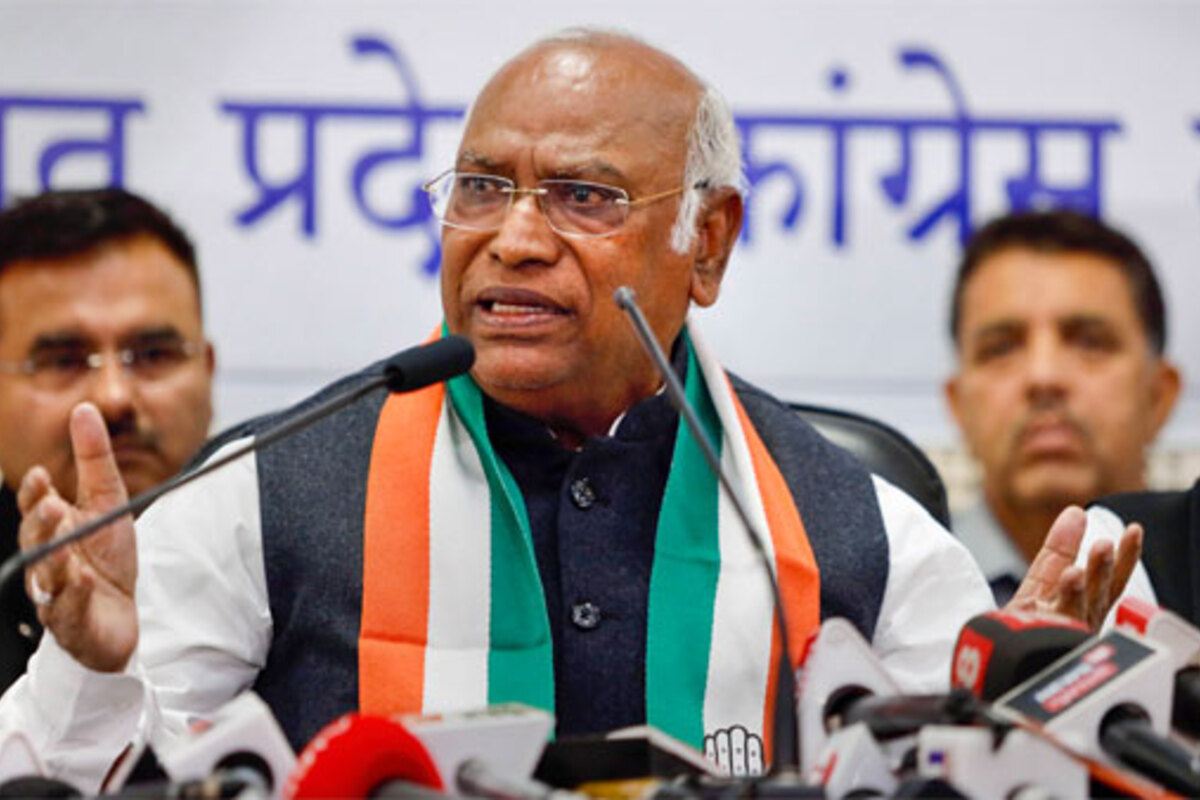 At an election rally, Kharge becomes upset, and the BJP refers to him as a “rubber stamp president”