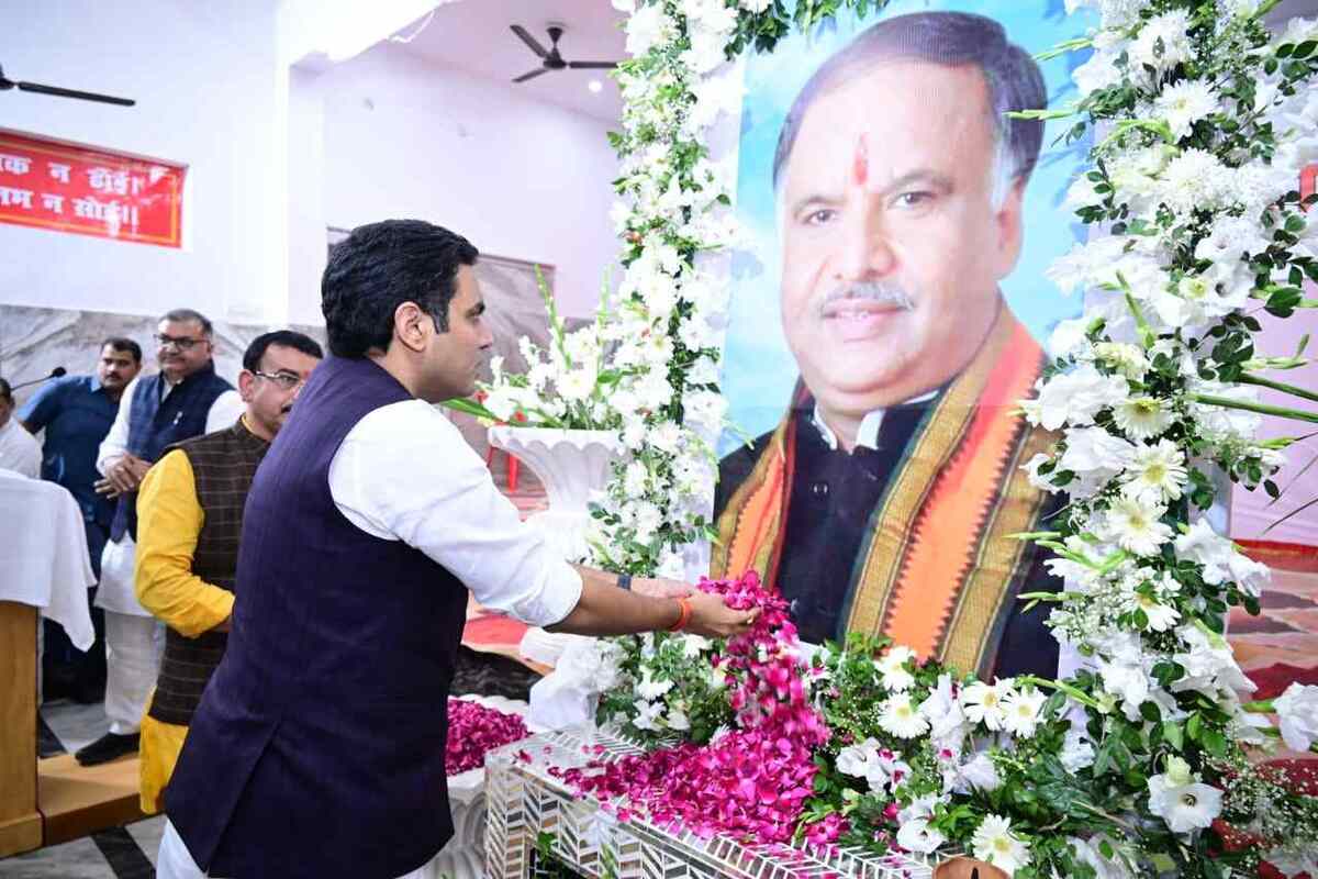 “Bharatiya Janata Party Pays Tribute to Late Ashutosh Tandon Gopal in Condolence Meeting, Lucknow”