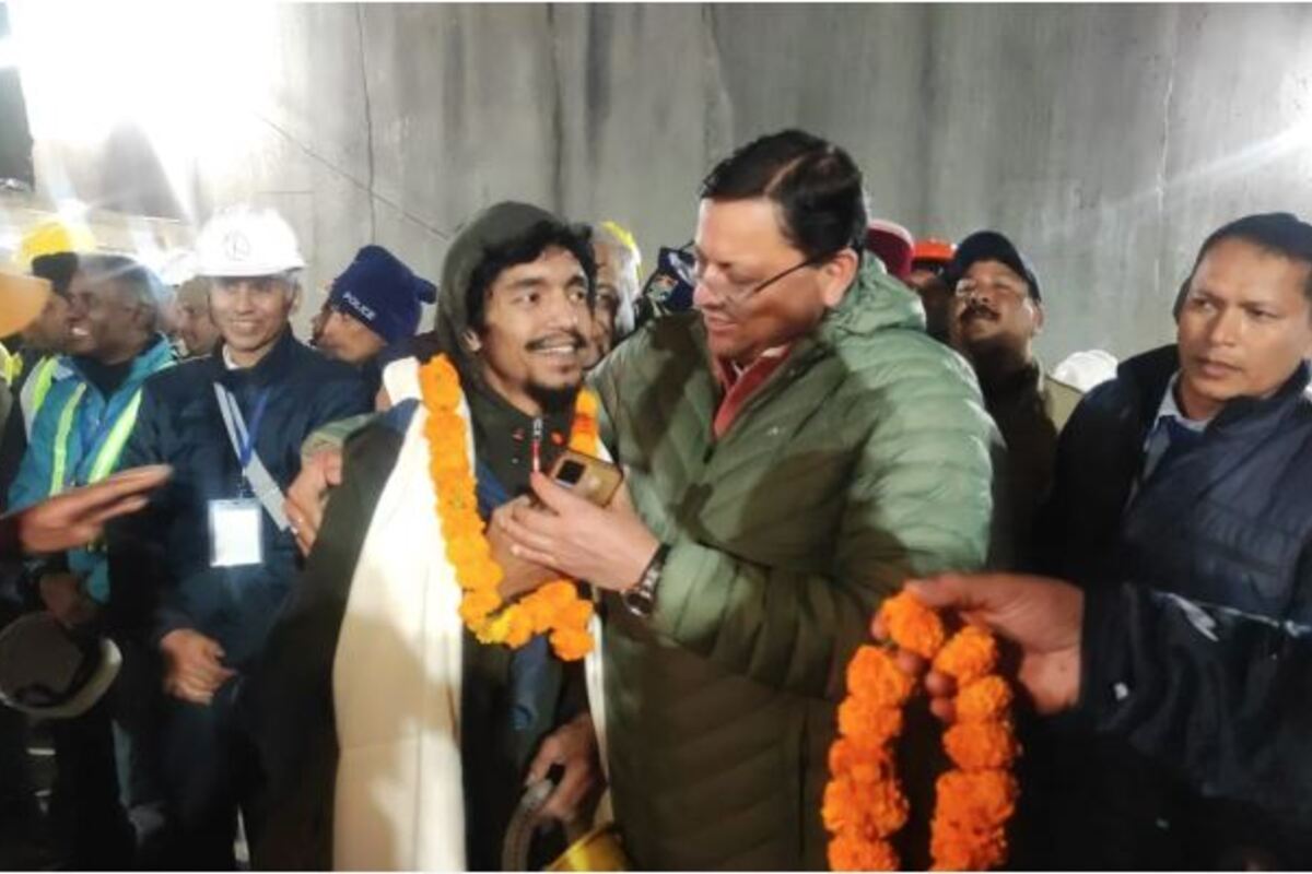 Pushkar Dhami and Minister VK Singh Present Garlands to the First Rescued Workers