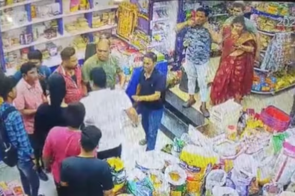 Watch: Couple beaten in MP supermarket, Forcefully made to touch accused’s feet