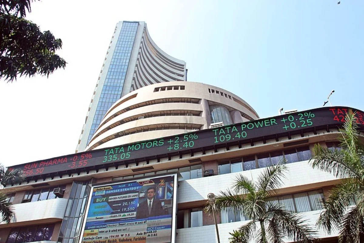 Stock market fell badly, Sensex fell by 930 points, investors suffered heavy losses