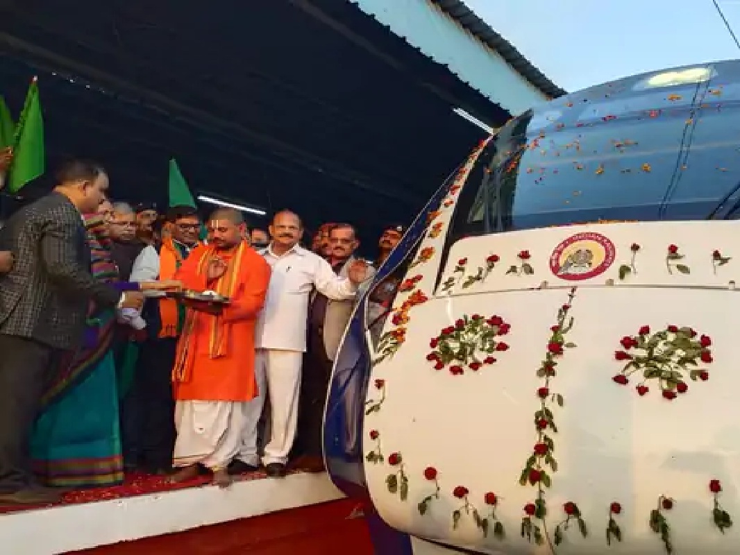 New Vande Bharat Express welcomed with great fanfare at Prayagraj Junction