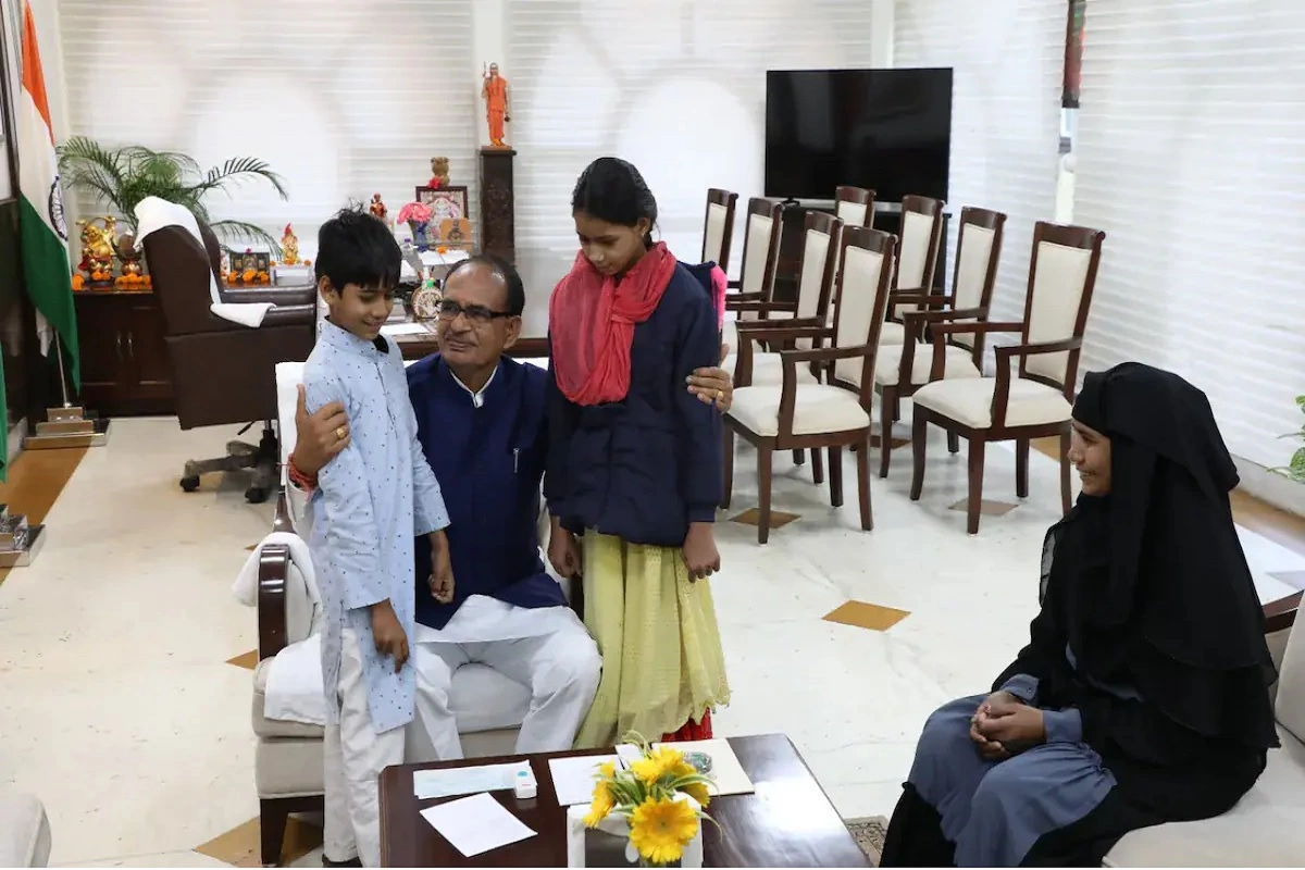 Shivraj Chouhan meets the woman who was beaten up for voting for BJP