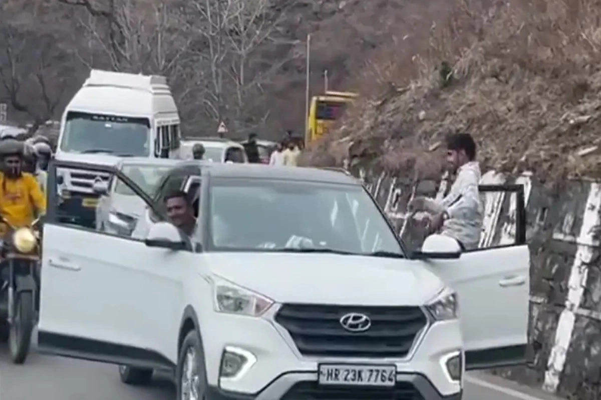 Reckless Stunt Sparks Outrage: Man Drives Car With Doors Open on Manali-Atal Tunnel Road, Angers Internet
